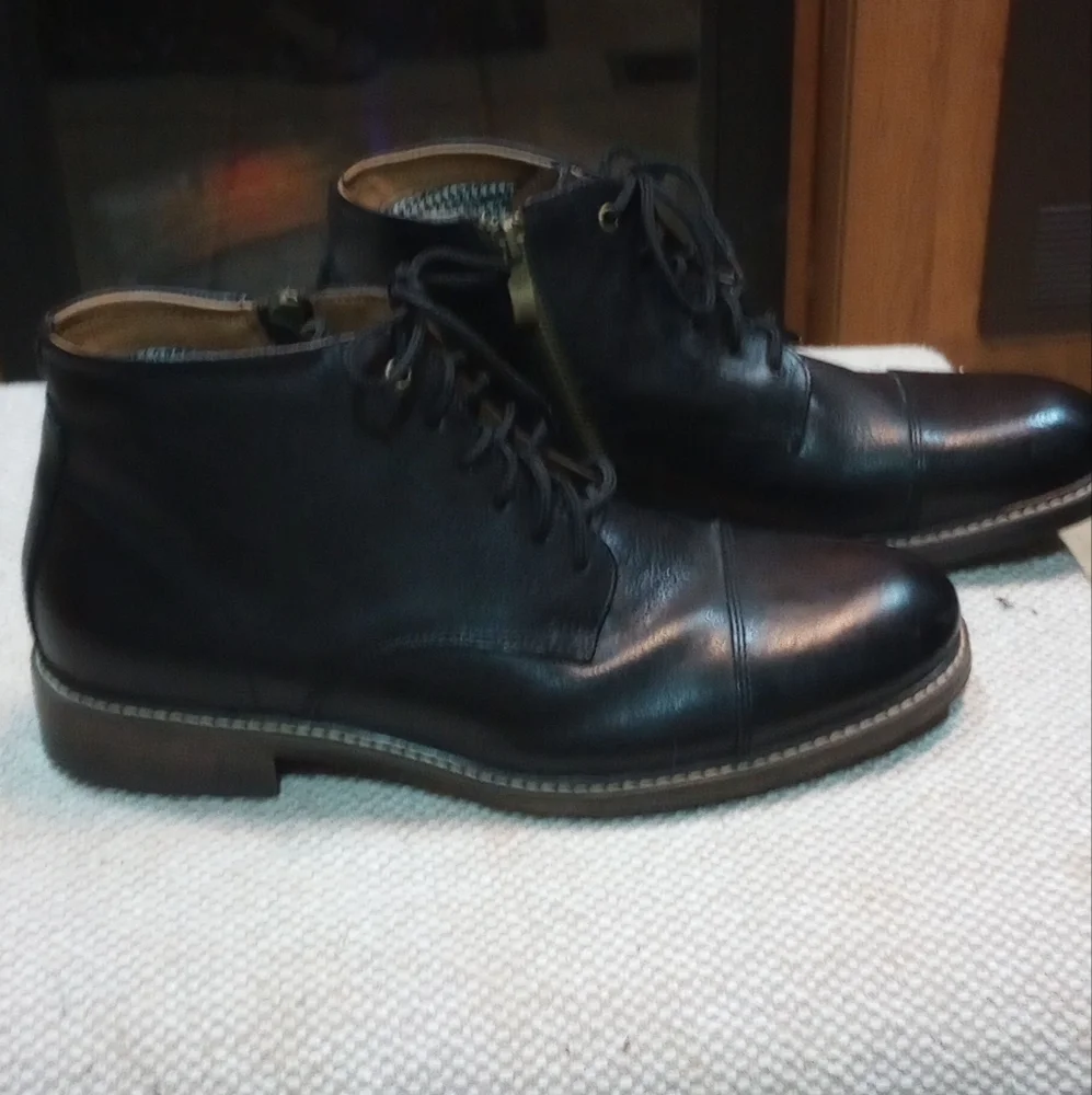 Dunham Black Leather Boots Side Zipper look Size 8